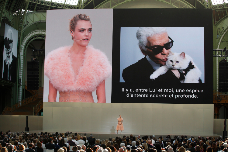 Ceremonia. Fotografías del destacado diseñador cubrieron los grandes espacios del recinto parisino. (Fotos: AP)